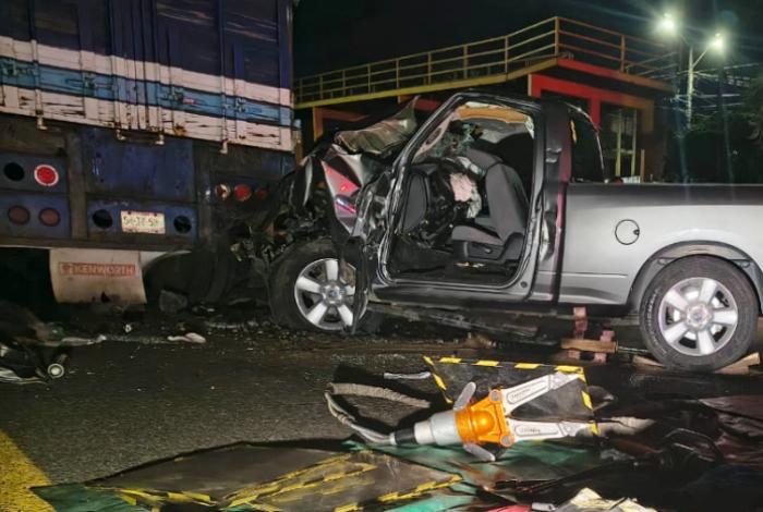 Camioneta impacta contra camión de carga en el libramiento de Morelia;  conductor atrapado entre el metal retorcido