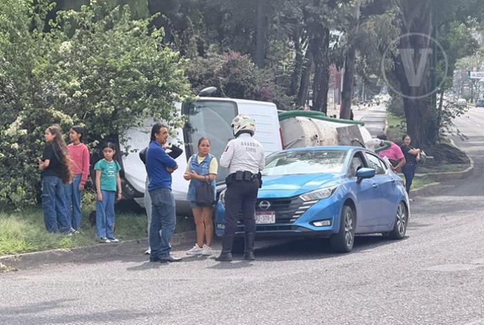 Camioneta pipa vuelca parcialmente y cae encima de automóvil en la avenida Madero Poniente de Morelia
