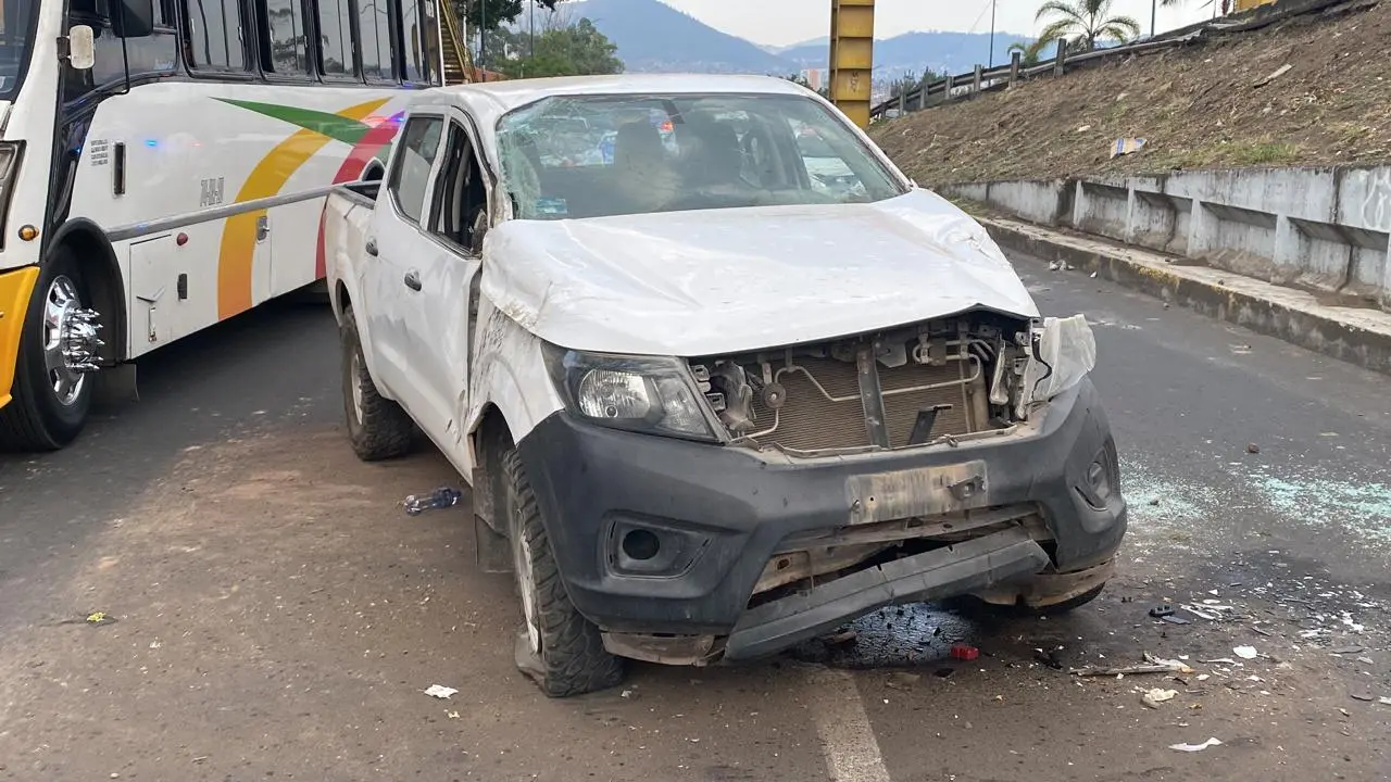 Camioneta se brinca de puente a carriles laterales afuera del Tecnólogo de Morelia