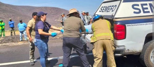 Camioneta se estrella contra muro de piedra; mueren sus tres ocupantes