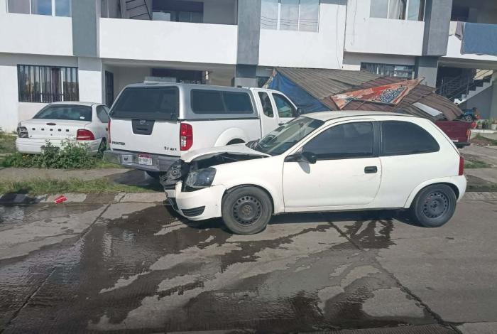 Camioneta se impacta contra auto estacionado y puesto de tacos en Lomas del Mayoral, Morelia