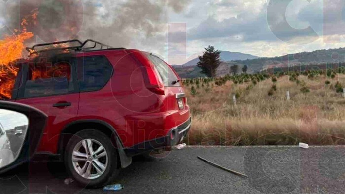 Camioneta se incendia en Zinapécuaro