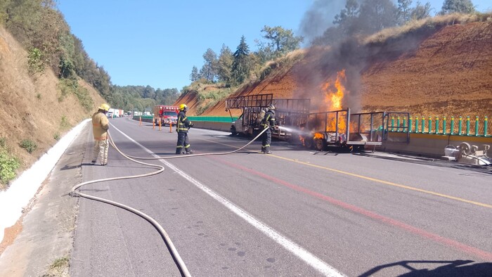  Camioneta se incendia sobre la autopista Siglo XXI; no hay heridos