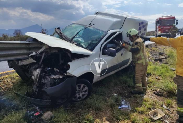 Camioneta se incrusta con barrera de contención en la carretera Morelia-Pátzcuaro