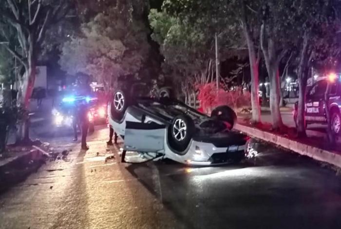 Camioneta volcada es abandonada en Calzada La Huerta, Morelia