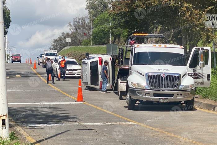 Camioneta vuelca en el Boulevard Alfredo Zalce, en Morelia