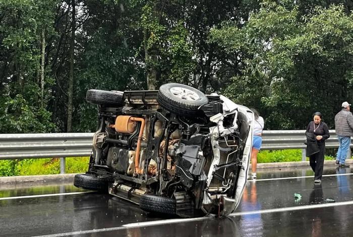 Camioneta vuelca y choca contra muro de contención en la Siglo XXI; tripulantes resultan ilesos