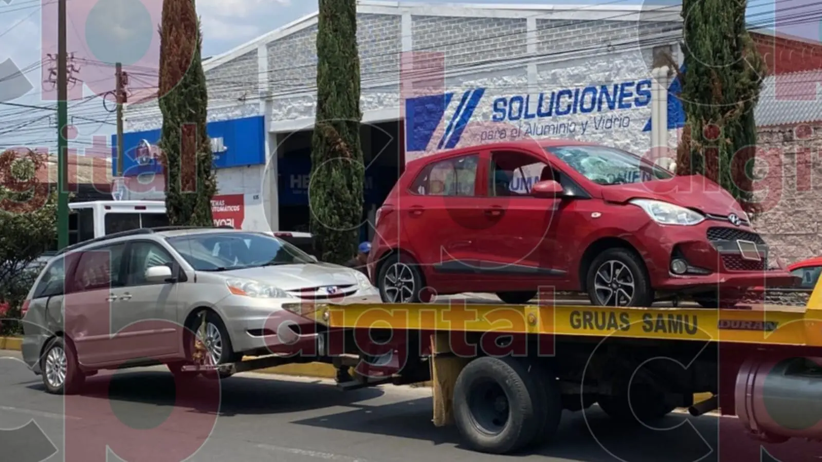 Camioneta y auto colisionar en la avenida Periodismo
