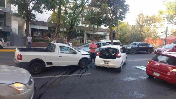  Camioneta y automóvil chocan en el libramiento sur de Morelia