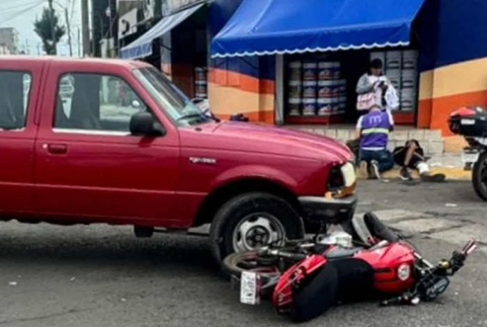 Camioneta y moto chocan en la avenida Siervo de la Nación; hay una persona herida