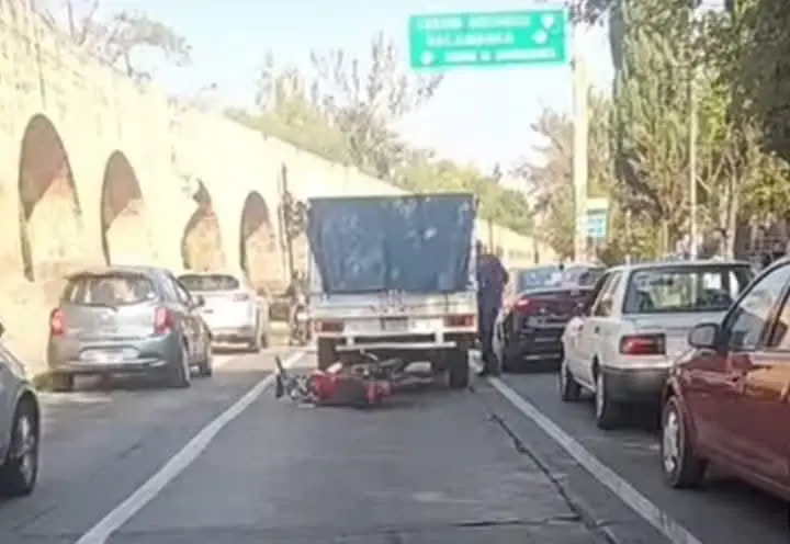 Camioneta y moto chocan sobre avenida Acueducto