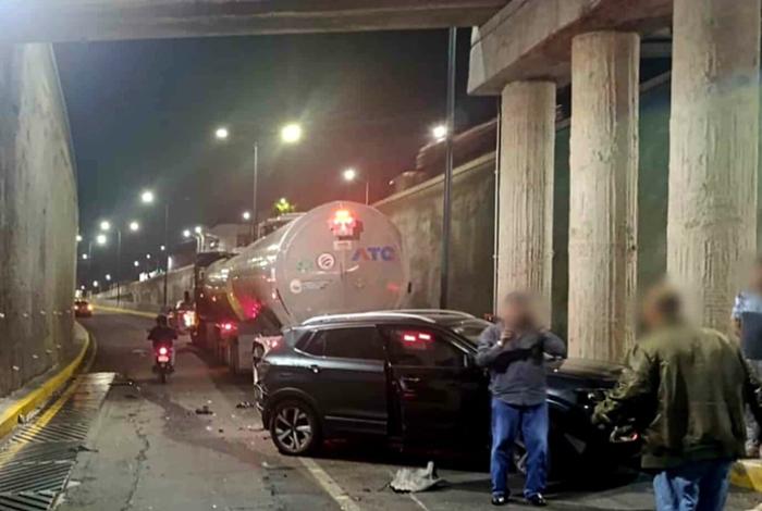 Camioneta y pipa chocan en túnel del Paso Morelos; una mujer resultó herida