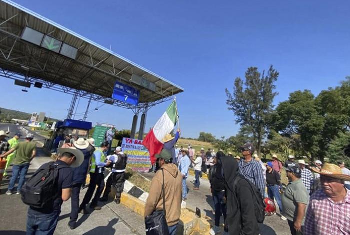 Campesinos michoacanos incumplen acuerdos nacionales con toma de casetas: Raúl Zepeda