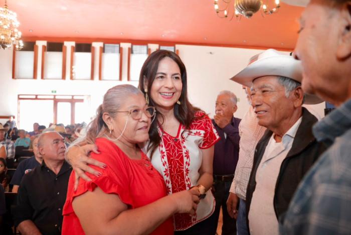 Campesinos siembran bienestar para Michoacán: Gaby Molina