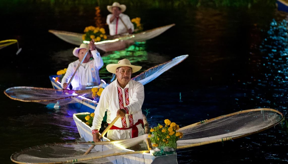 Canales iluminados y ofrendas flotantes en Urandén: «El camino de las ánimas”
