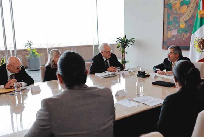 Canciller mexicano aborda con víctimas de EUA el freno al tráfico de armas