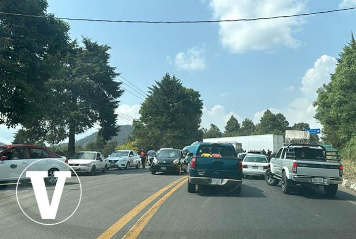 Capacuaro cierra paso en la Uruapan-Paracho; exigen hallar a joven desaparecido