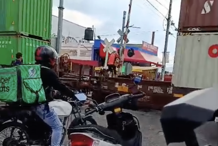 Captan a un hombre ‘brincando’ un vagón del tren en movimiento