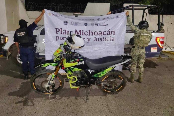 Capturan a hombre armado que circulaba en motocicleta en Chucutitán