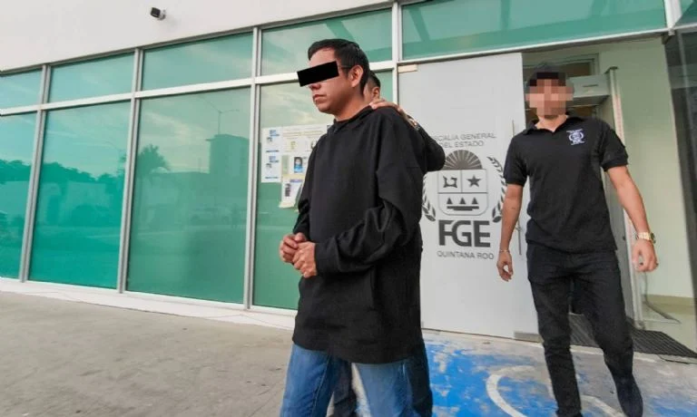 Capturan a presunto defraudador por venta irregular de palco en el Estadio Azteca.