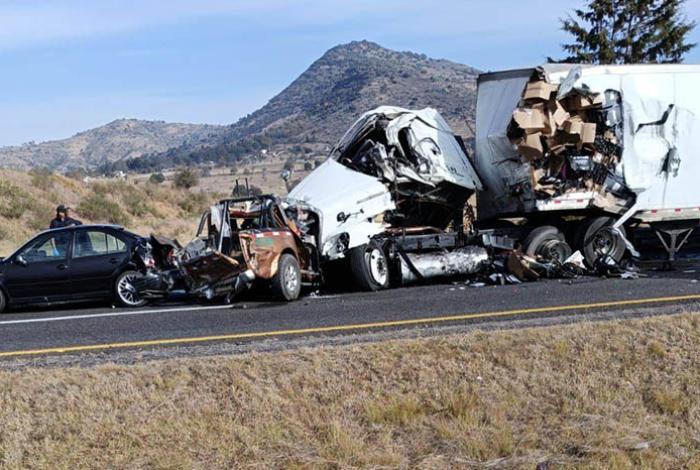 Carambola de 10 carros en la Autopista de Occidente deja 14 heridos y un muerto