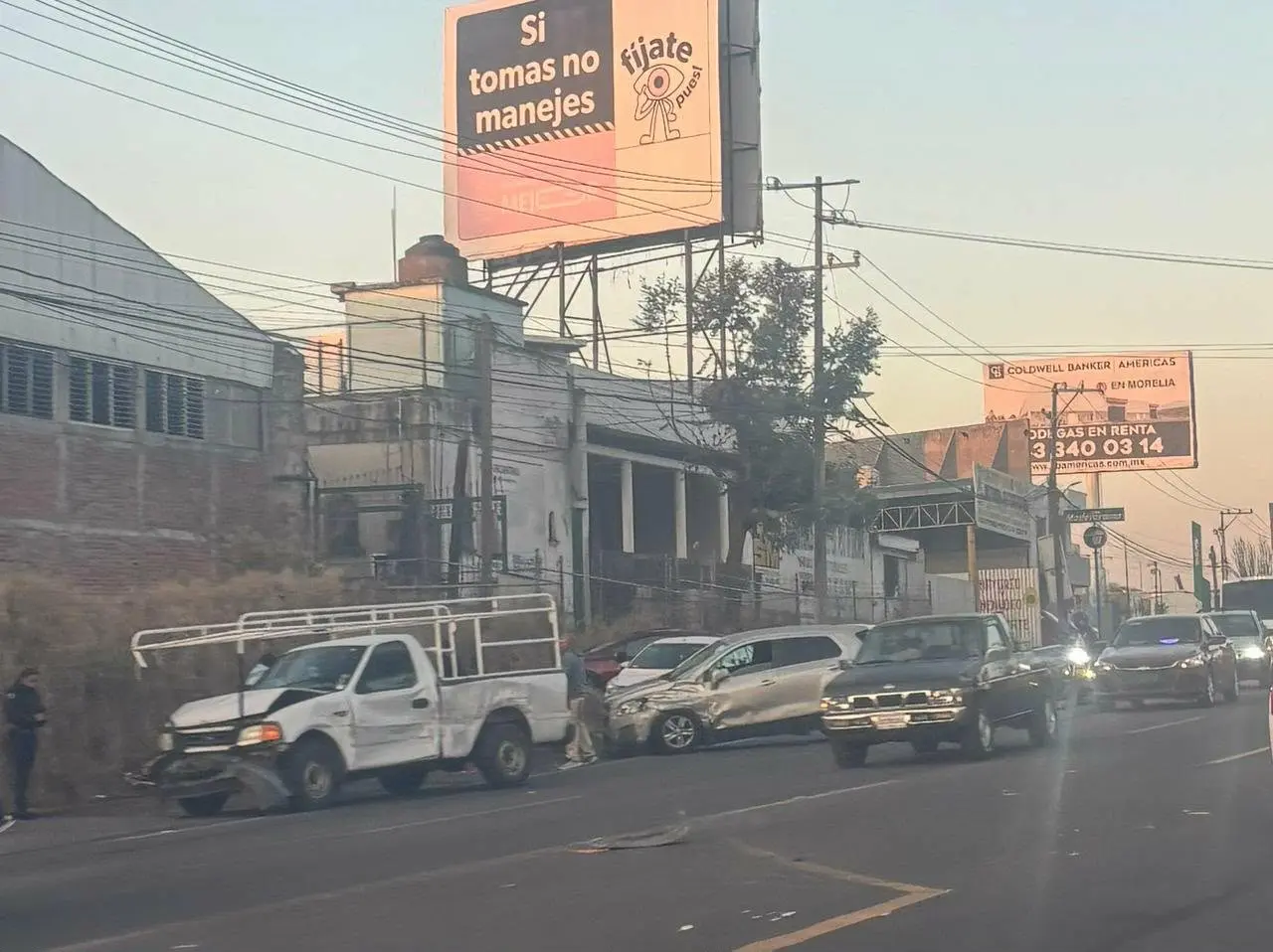 Carambola de autos se genera en la salida a Charo, al Oriente de Morelia