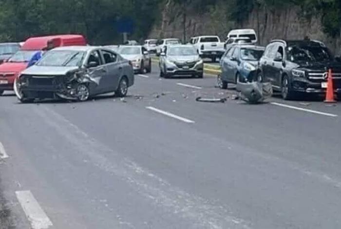Carambola de tres autos en Morelia deja solo daños materiales