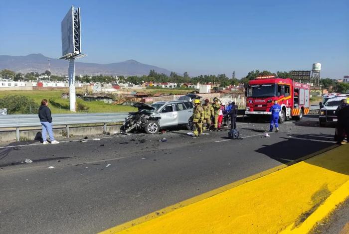 Carambola en Morelia deja a tres personas lesionadas y los vehículos destrozados