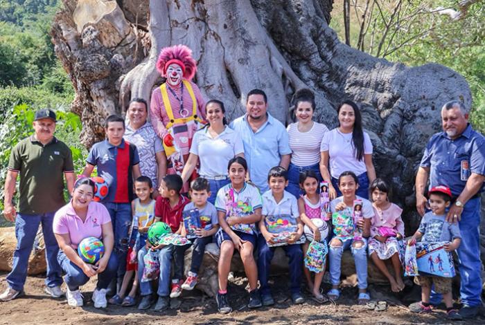 “Caravana de Reyes Magos” llega a Jaujilla, en LC, y comparte alegría y salud