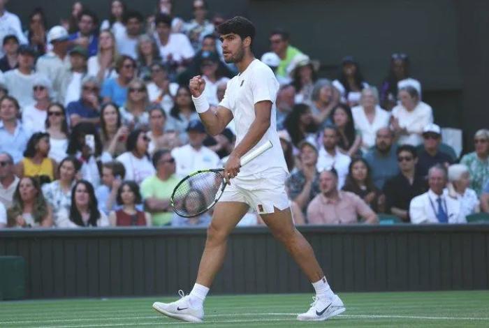 Carlos Alcaraz se instala en semifinales y busca el bicampeonato en Wimbledon