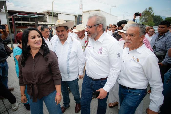 Carlos Manzo elogia a Gladyz Butanda en Uruapan