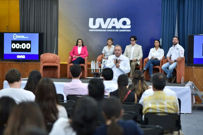  Carlos Quintana se reúne con juventudes para escuchar sus inquietudes