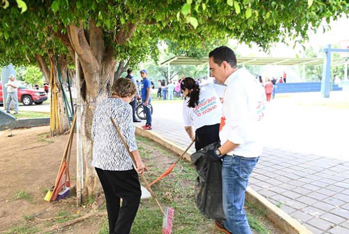 Carlos Soto encabeza exitosa faena de limpieza en la Unidad Deportiva El Chamizal, en Zamora