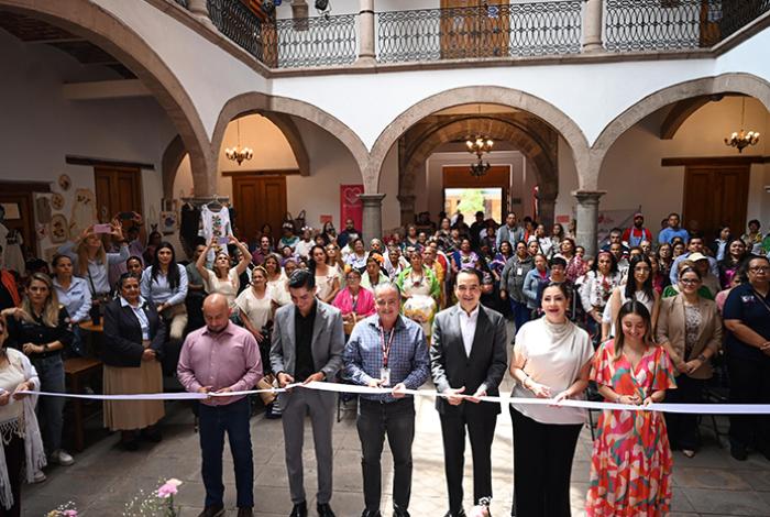 Carlos Soto inaugura la Feria Artesanal-Cultural del Adulto Mayor en Zamora