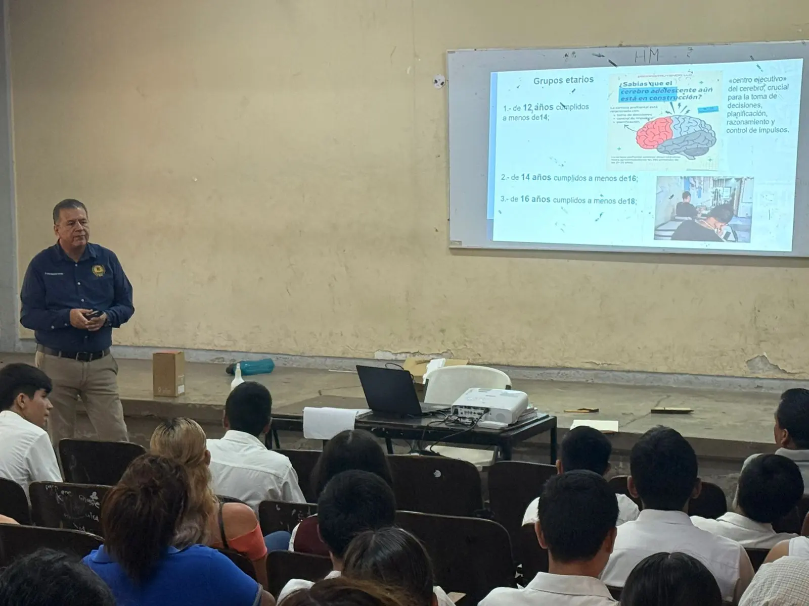 Carlos Torres Piña instruye fortalecer acciones preventivas con estudiantes y sus familias