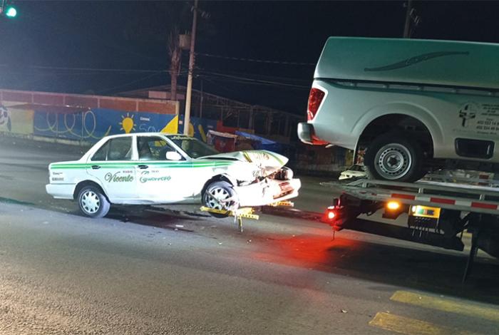 Carroza funeraria choca contra taxi en la Calzada Benito Juárez de Uruapan