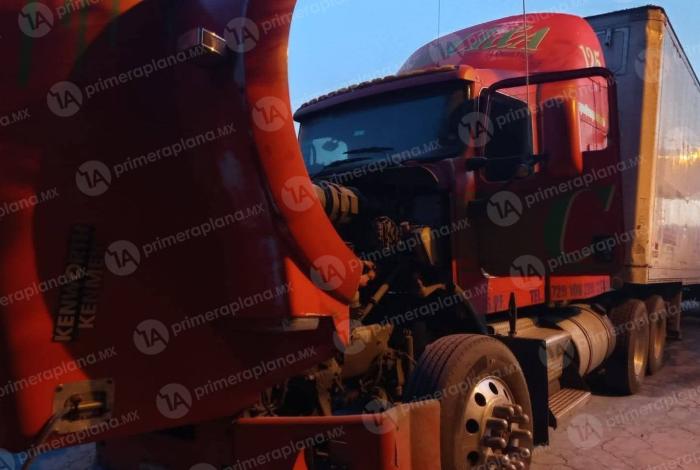 Casi se incendia tractocamión en la Zitácuaro-Toluca