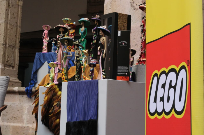 Catrinas de barro de Capula, el nuevo set de LEGO; Bedolla destaca reconocimiento mundial