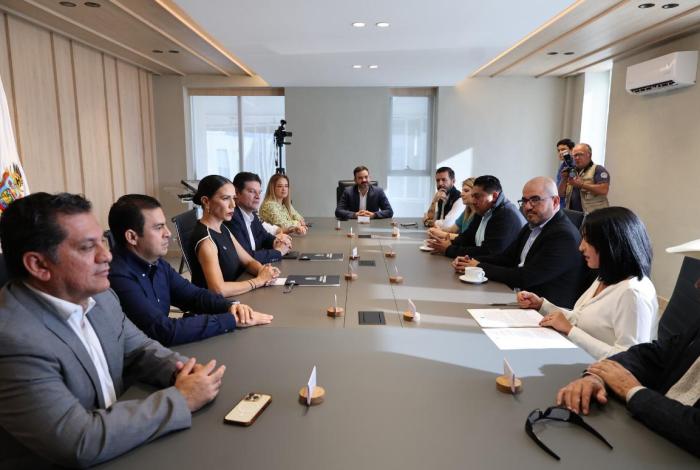 Celebra Alfonso Martínez nuevo vuelo Morelia-Ixtapa