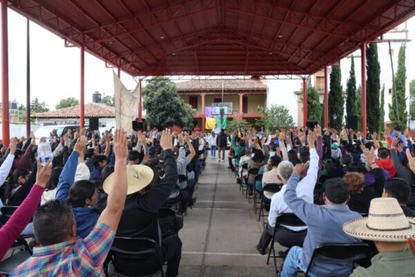 Celebra Bedolla incorporación de Huecorio a los autogobiernos; suman 55 en Michoacán