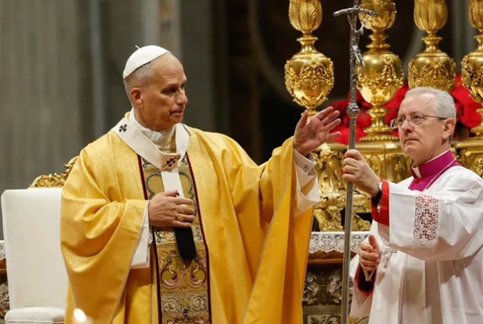 Celebra Papa León su primera Navidad ante 6 mil fieles en el Vaticano