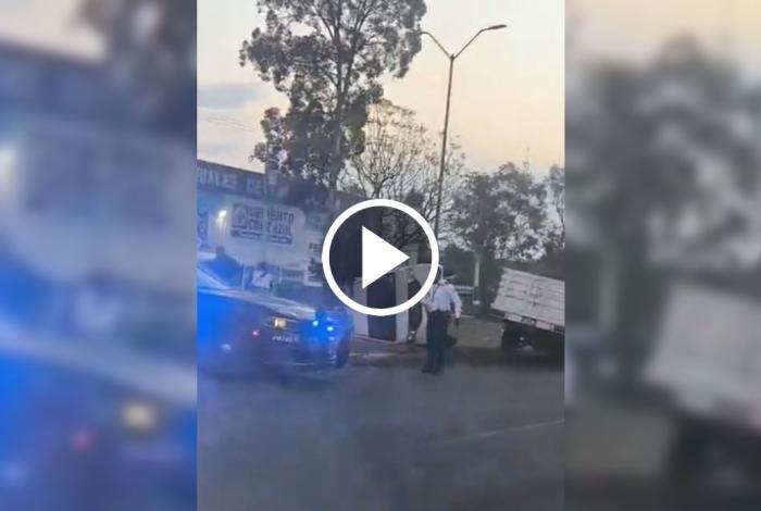 Ch0can dos camionetas sobra la Madero Poniente, en Morelia