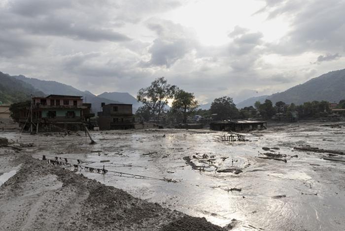 China vigila lago formado tras riada mientras rescatistas avanzan hacia paso fronterizo de Gyirong