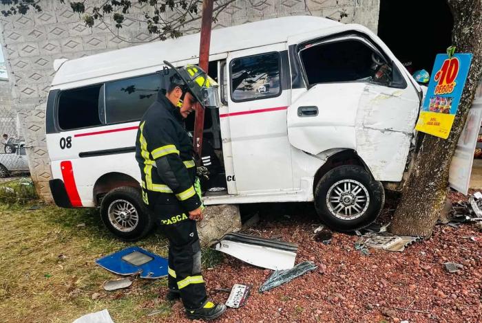 Choca combi de la Ruta Cuanajo contra árbol en la Pátzcuaro-Morelia; hay 2 heridos