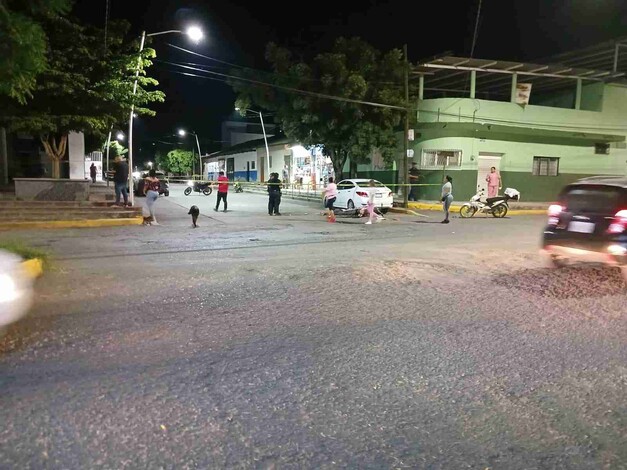  Choca su moto contra una camioneta y se muere al instante