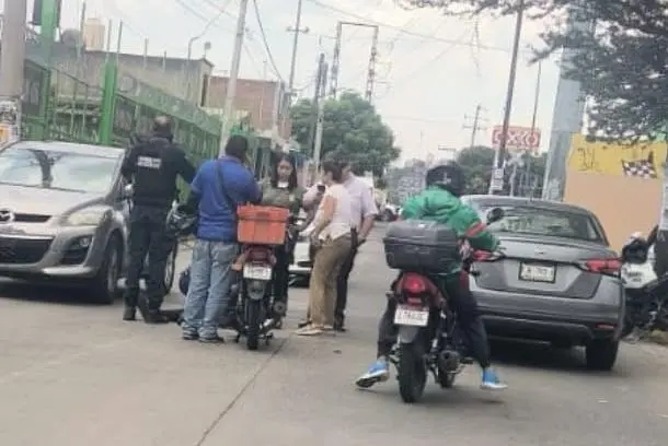 Choca su moto en la Industrial y queda lastimado