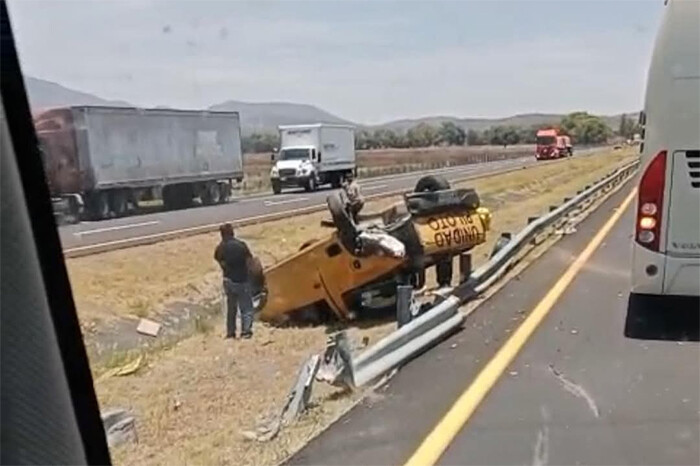 Chocan 2 vehículos en la México-Guadalajara, a la altura de Huaniqueo; uno termina volcado