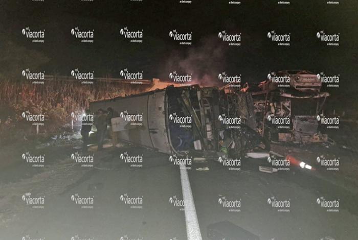 Chocan autobús y nodriza en la de Occidente, con saldo de un fallecido y un vehículo quemado