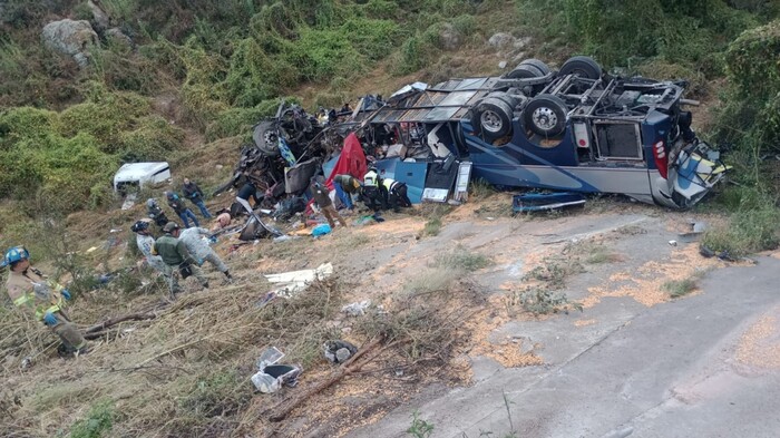 Chocan autobús y tractocamión en Zacatecas; hay 24 muertos y cinco heridos