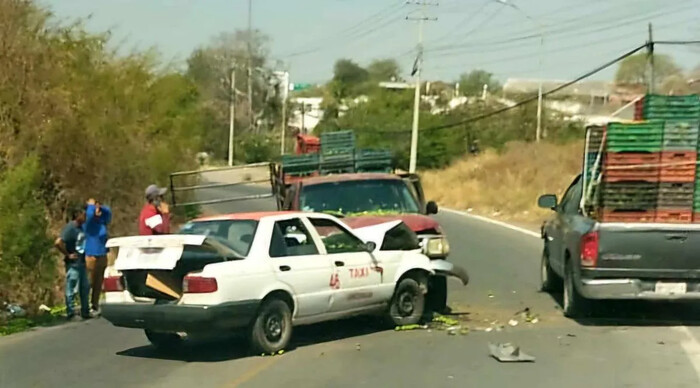 Chocan de frente camioneta limonera y taxi, en Apatzingán